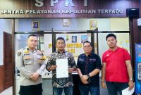 Wartawan Kimsan Indra Simaremare bersama sejumlah pihak saat berada di Sentra Pelayanan Kepolisian Terpadu (SPKT) Polres Metro Bekasi untuk melaporkan dugaan penghinaan dan pengusiran yang diduga dilakukan Kepala Dinas Lingkungan Hidup Kabupaten Bekasi, Kamis (8/10/2026).