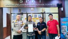 Wartawan Kimsan Indra Simaremare bersama sejumlah pihak saat berada di Sentra Pelayanan Kepolisian Terpadu (SPKT) Polres Metro Bekasi untuk melaporkan dugaan penghinaan dan pengusiran yang diduga dilakukan Kepala Dinas Lingkungan Hidup Kabupaten Bekasi, Kamis (8/10/2026).