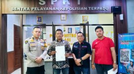 Wartawan Kimsan Indra Simaremare bersama sejumlah pihak saat berada di Sentra Pelayanan Kepolisian Terpadu (SPKT) Polres Metro Bekasi untuk melaporkan dugaan penghinaan dan pengusiran yang diduga dilakukan Kepala Dinas Lingkungan Hidup Kabupaten Bekasi, Kamis (8/10/2026).