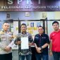 Wartawan Kimsan Indra Simaremare bersama sejumlah pihak saat berada di Sentra Pelayanan Kepolisian Terpadu (SPKT) Polres Metro Bekasi untuk melaporkan dugaan penghinaan dan pengusiran yang diduga dilakukan Kepala Dinas Lingkungan Hidup Kabupaten Bekasi, Kamis (8/10/2026).