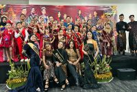 Keterangan Foto: Peserta dan panitia berfoto bersama usai kegiatan Lomba Fashion Show Batik Anak bertema “Pesona Batik: Elegan dan Kreatif” yang digelar PrimeBiz Hotel Cikarang berkolaborasi dengan Zip Production dalam rangka memperingati Hari Batik Nasional.