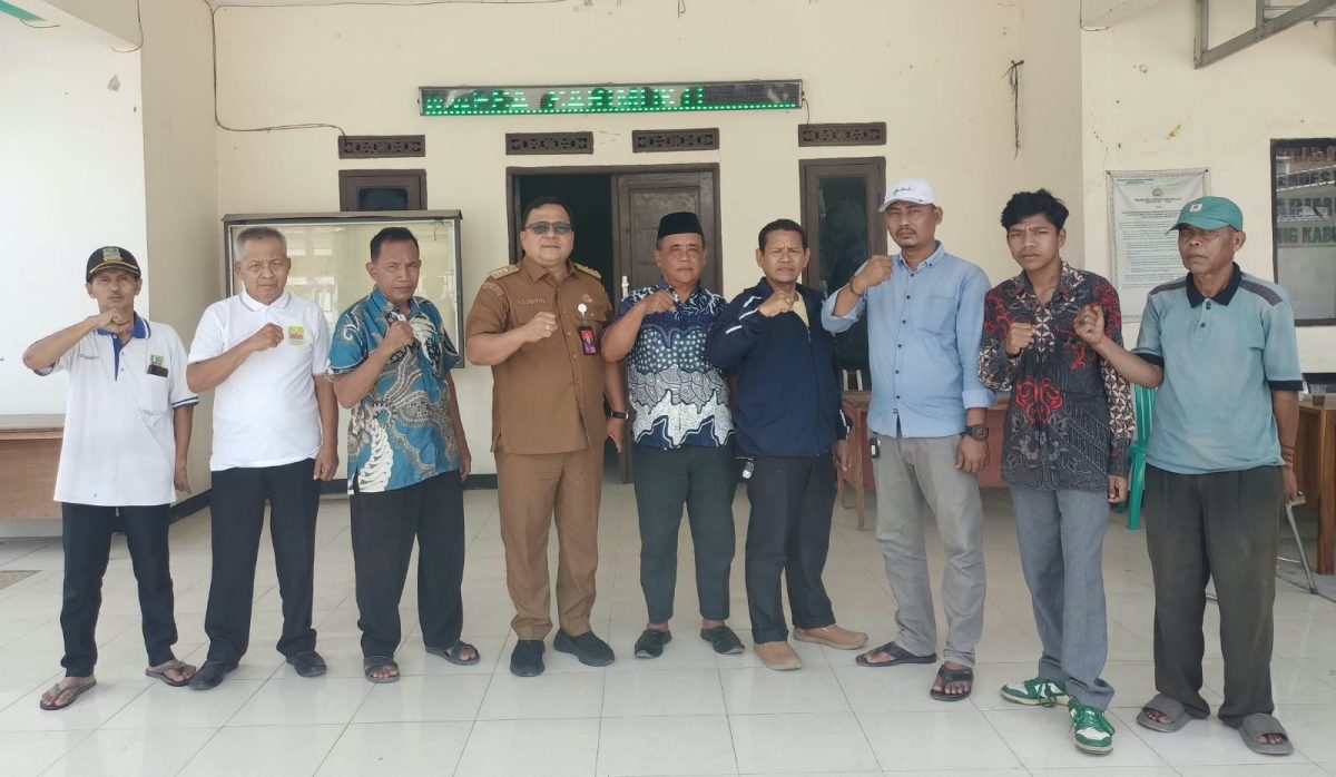 Camat Cibitung Encun Sunarto bersama jajaran dan perangkat desa saat melakukan pengecekan di Kantor Desa Sarimukti, Kecamatan Cibitung, Kabupaten Bekasi, Selasa (13/10/2026).