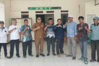 Camat Cibitung Encun Sunarto bersama jajaran dan perangkat desa saat melakukan pengecekan di Kantor Desa Sarimukti, Kecamatan Cibitung, Kabupaten Bekasi, Selasa (13/10/2026).