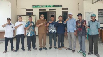 Camat Cibitung Encun Sunarto bersama jajaran dan perangkat desa saat melakukan pengecekan di Kantor Desa Sarimukti, Kecamatan Cibitung, Kabupaten Bekasi, Selasa (13/10/2026).