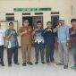 Camat Cibitung Encun Sunarto bersama jajaran dan perangkat desa saat melakukan pengecekan di Kantor Desa Sarimukti, Kecamatan Cibitung, Kabupaten Bekasi, Selasa (13/10/2026).