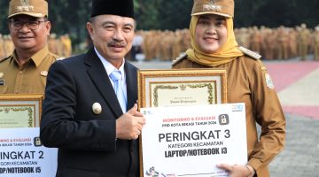 Wali Kota Bekasi bersama perwakilan kecamatan menyerahkan penghargaan hasil Monitoring dan Evaluasi (Monev) Keterbukaan Informasi Publik PPID Kota Bekasi Tahun 2026. Kecamatan Rawalumbu meraih peringkat ketiga kategori kecamatan dalam evaluasi keterbukaan informasi publik. Penyerahan penghargaan berlangsung di Plaza Kantor Wali Kota Bekasi, Senin (12/10/2026).