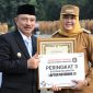 Wali Kota Bekasi bersama perwakilan kecamatan menyerahkan penghargaan hasil Monitoring dan Evaluasi (Monev) Keterbukaan Informasi Publik PPID Kota Bekasi Tahun 2026. Kecamatan Rawalumbu meraih peringkat ketiga kategori kecamatan dalam evaluasi keterbukaan informasi publik. Penyerahan penghargaan berlangsung di Plaza Kantor Wali Kota Bekasi, Senin (12/10/2026).