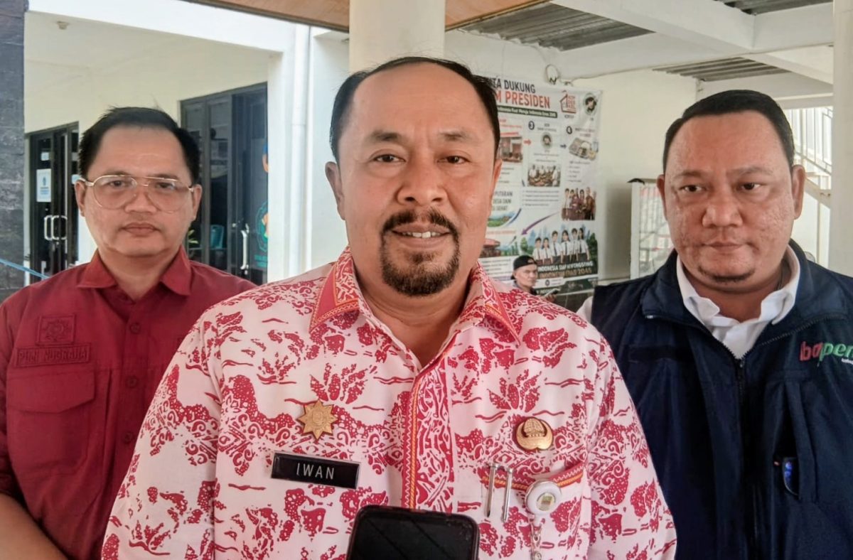 Kepala Bapenda Kabupaten Bekasi, Iwan Ridwan (tengah), memberikan keterangan kepada awak media terkait realisasi penerimaan pajak daerah dan optimalisasi pendapatan daerah di Pendopo Desa Sumberjaya, Kecamatan Tambun Selatan, Kabupaten Bekasi, Selasa (13/10/2026).