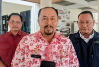 Keterangan foto: Kepala Bapenda Kabupaten Bekasi, Iwan Ridwan (tengah), bersama Kabid Pengelolaan Pajak Daerah Hendra Sugiarta (kanan) dan Kabid Pengendalian dan Evaluasi Pendapatan Daerah Puji Nugraha (kiri).