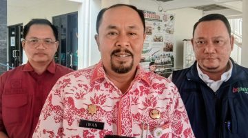 Keterangan foto: Kepala Bapenda Kabupaten Bekasi, Iwan Ridwan (tengah), bersama Kabid Pengelolaan Pajak Daerah Hendra Sugiarta (kanan) dan Kabid Pengendalian dan Evaluasi Pendapatan Daerah Puji Nugraha (kiri).