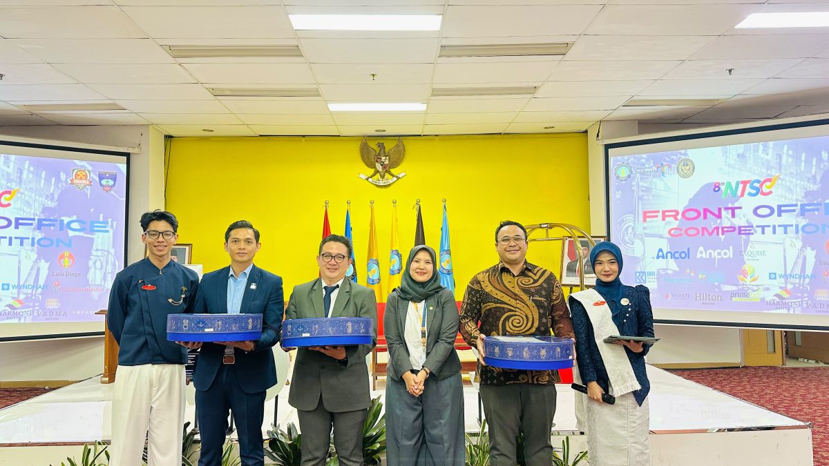 Hotel Manager PrimeBiz Hotel Cikarang, Rurry Adriawan, saat menjadi juri kategori Front Office Competition dalam ajang NTSC 2026 di Politeknik Pariwisata NHI Bandung, 13 Oktober 2026.