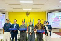 Hotel Manager PrimeBiz Hotel Cikarang, Rurry Adriawan, saat menjadi juri kategori Front Office Competition dalam ajang NTSC 2026 di Politeknik Pariwisata NHI Bandung, 13 Oktober 2026.
