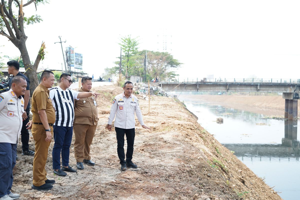 Plt. Bupati Bekasi Asep Surya Atmaja meninjau progres normalisasi Kali Cikarang Bekasi Laut (CBL) di Desa Srimahi, Kecamatan Tambun Utara, Selasa (13/10/2026), untuk memastikan pekerjaan berjalan sesuai rencana dan membantu mengurangi risiko banjir di wilayah sekitar.