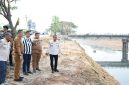 Plt. Bupati Bekasi Asep Surya Atmaja meninjau progres normalisasi Kali Cikarang Bekasi Laut (CBL) di Desa Srimahi, Kecamatan Tambun Utara, Selasa (13/10/2026), untuk memastikan pekerjaan berjalan sesuai rencana dan membantu mengurangi risiko banjir di wilayah sekitar.