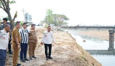Plt. Bupati Bekasi Asep Surya Atmaja meninjau progres normalisasi Kali Cikarang Bekasi Laut (CBL) di Desa Srimahi, Kecamatan Tambun Utara, Selasa (13/10/2026), untuk memastikan pekerjaan berjalan sesuai rencana dan membantu mengurangi risiko banjir di wilayah sekitar.