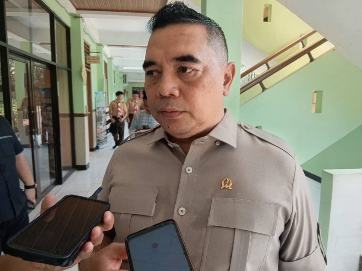 Anggota DPRD Jawa Barat, Syahrir ssat diwawancarai awak media, pada Rabu (14/10/2026).