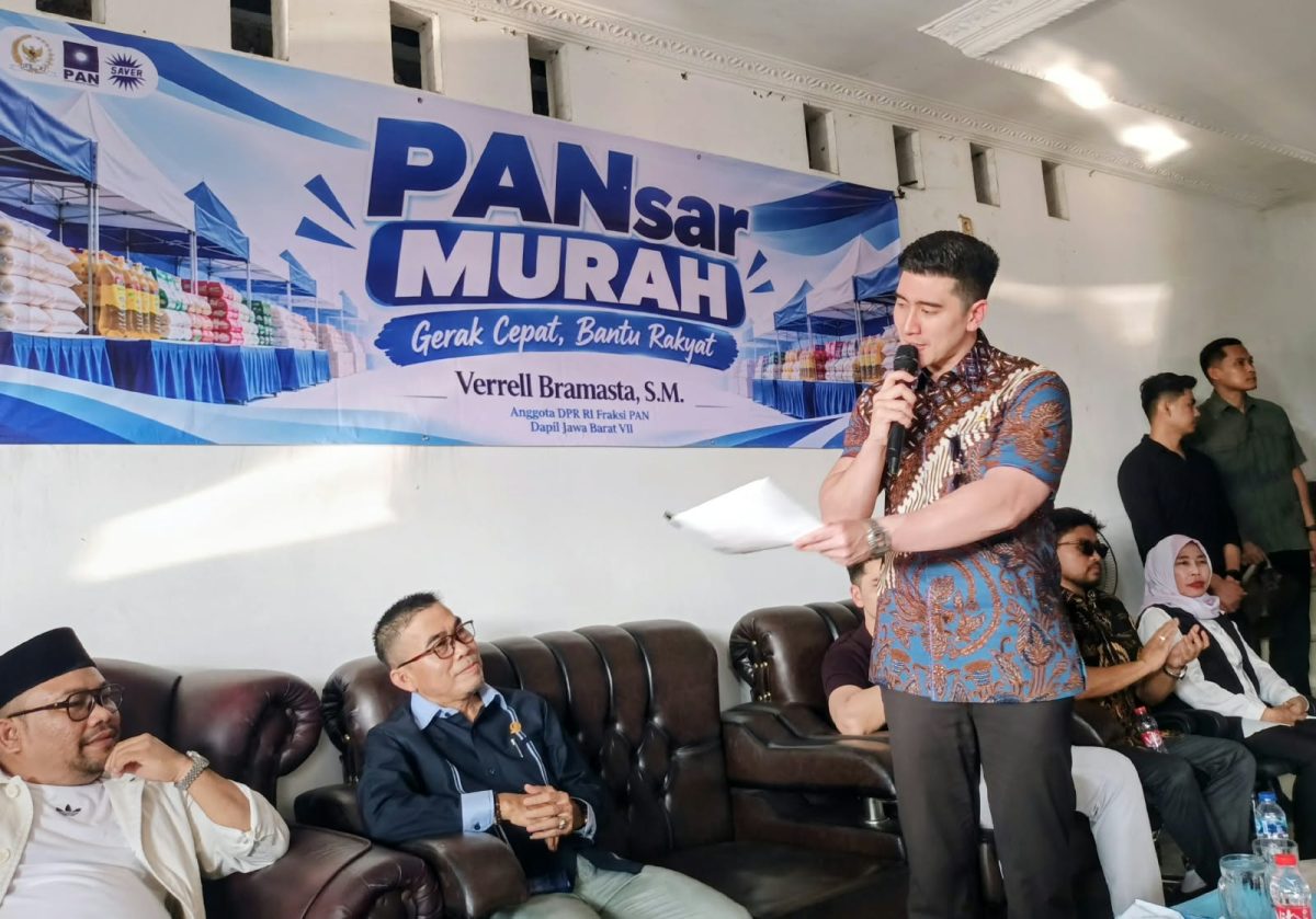 Anggota DPR RI Fraksi PAN, Verrell Bramasta, saat melaksanakan reses di Kabupaten Bekasi, Rabu (14/10/2026). Dalam kegiatan tersebut, Verrell mengunjungi SDN Kertajaya 03 dan menggelar pasar murah di kantor DPD PAN Kabupaten Bekasi, sekaligus menyalurkan bantuan Program Indonesia Pintar (PIP) bagi siswa.