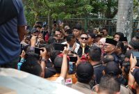 Plt Bupati Bekasi Asep Surya Atmaja menyampaikan pernyataan di hadapan awak media dan massa aksi di area Pemkab Bekasi, Kamis (15/10/2026). Ia menyampaikan permohonan maaf kepada insan pers dan membuka ruang dialog bagi perwakilan massa untuk menyampaikan aspirasi.