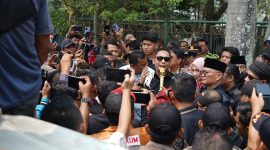 Plt Bupati Bekasi Asep Surya Atmaja menyampaikan pernyataan di hadapan awak media dan massa aksi di area Pemkab Bekasi, Kamis (15/10/2026). Ia menyampaikan permohonan maaf kepada insan pers dan membuka ruang dialog bagi perwakilan massa untuk menyampaikan aspirasi.