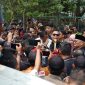 Plt Bupati Bekasi Asep Surya Atmaja menyampaikan pernyataan di hadapan awak media dan massa aksi di area Pemkab Bekasi, Kamis (15/10/2026). Ia menyampaikan permohonan maaf kepada insan pers dan membuka ruang dialog bagi perwakilan massa untuk menyampaikan aspirasi.
