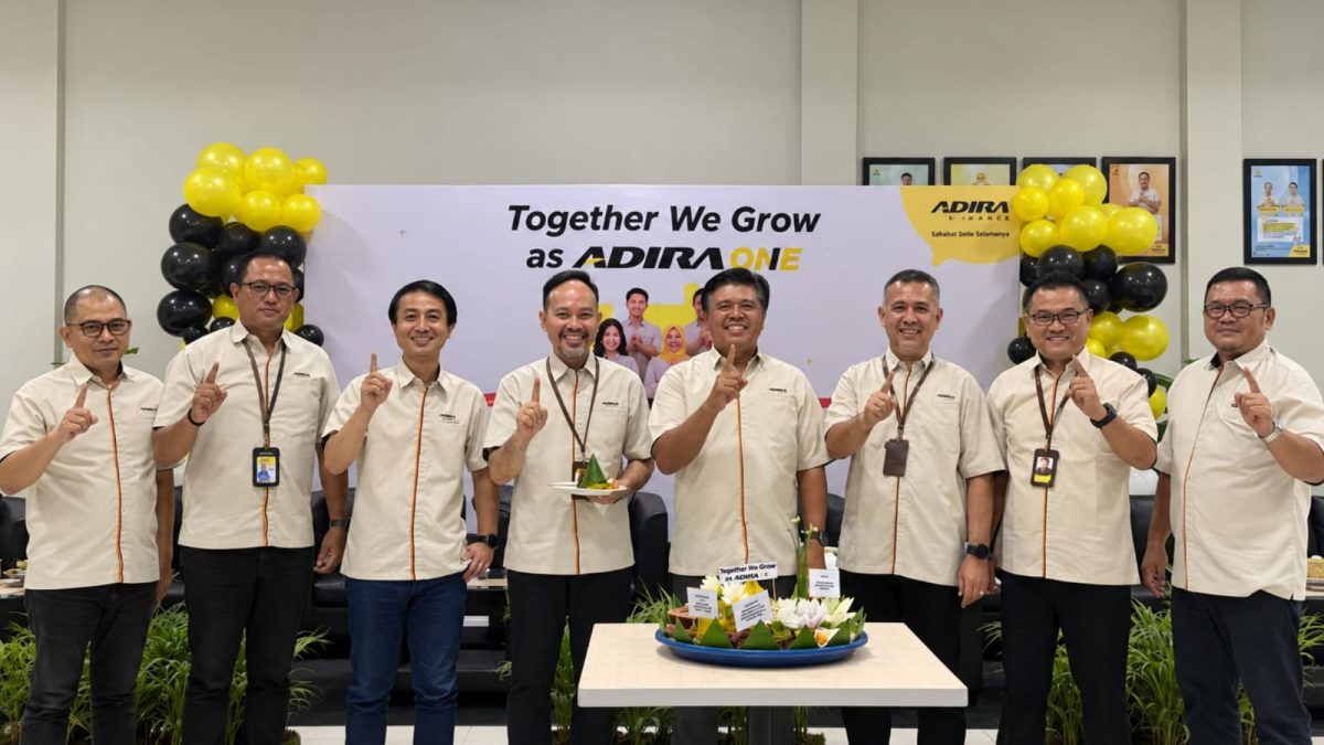 Adira Finance menyatukan operasional dengan Mandala Finance melalui kegiatan Operational Day 1 (OD1) yang digelar serentak di Makassar, Gorontalo, dan Banda Aceh pada 15 Oktober 2026. Integrasi ini bertujuan memperkuat jaringan layanan serta memperluas akses pembiayaan bagi masyarakat.