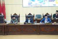 Bupati Bekasi Asep Surya Atmaja saat menghadiri rapat paripurna DPRD Kabupaten Bekasi, Jumat (16/10/2026). Asep meminta jajaran Perumda Tirta Bhagasasi menghentikan konflik internal dan fokus meningkatkan kinerja serta pelayanan air bersih kepada masyarakat.