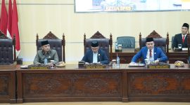 Bupati Bekasi Asep Surya Atmaja saat menghadiri rapat paripurna DPRD Kabupaten Bekasi, Jumat (16/10/2026). Asep meminta jajaran Perumda Tirta Bhagasasi menghentikan konflik internal dan fokus meningkatkan kinerja serta pelayanan air bersih kepada masyarakat.