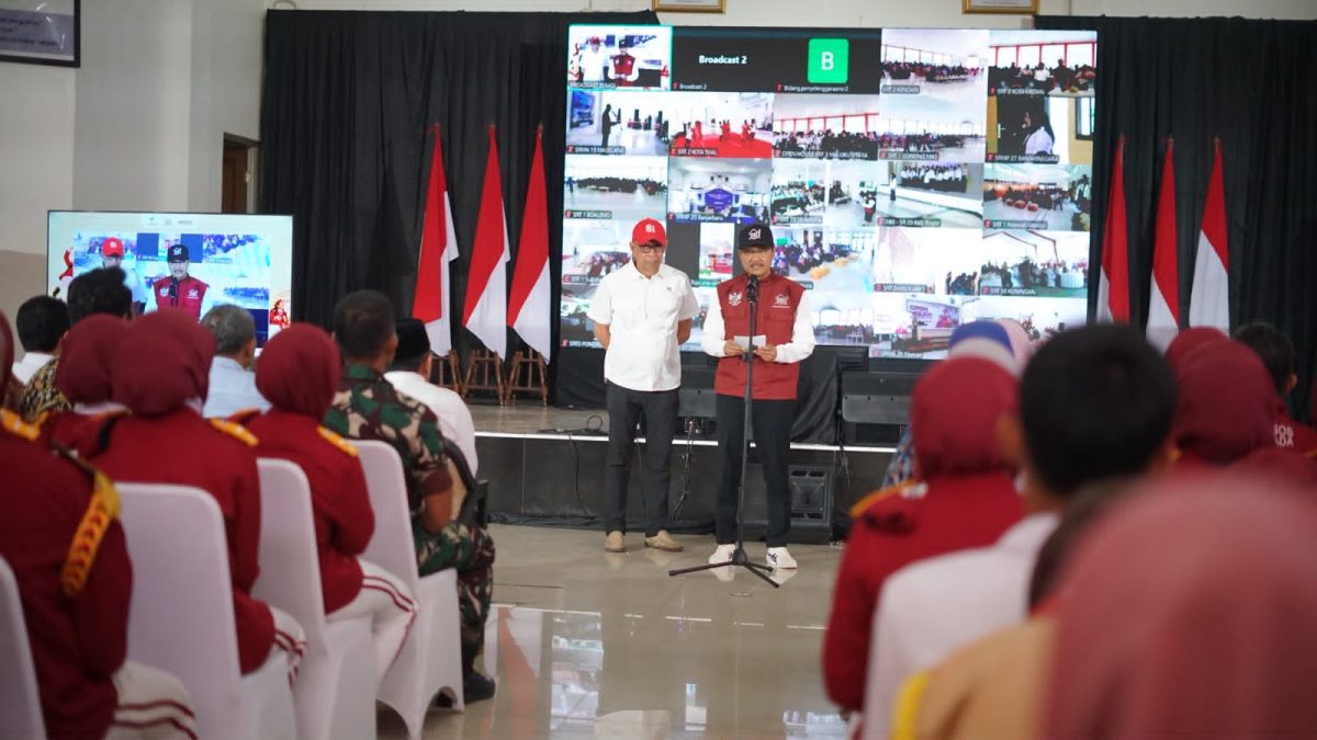Menteri Sosial Saifullah Yusuf bersama Wakil Menteri Sosial Agus Jabo Priyono meninjau hasil karya siswa saat kegiatan open house Sekolah Rakyat Kota Bekasi, Sabtu (17/10/2026). Sejumlah karya yang dipamerkan meliputi lukisan berbahan daur ulang, perahu elektrik, kerajinan tangan, dan telur asin hasil olahan siswa.