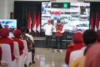 Menteri Sosial Saifullah Yusuf bersama Wakil Menteri Sosial Agus Jabo Priyono meninjau hasil karya siswa saat kegiatan open house Sekolah Rakyat Kota Bekasi, Sabtu (17/10/2026). Sejumlah karya yang dipamerkan meliputi lukisan berbahan daur ulang, perahu elektrik, kerajinan tangan, dan telur asin hasil olahan siswa.
