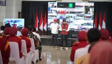 Menteri Sosial Saifullah Yusuf bersama Wakil Menteri Sosial Agus Jabo Priyono meninjau hasil karya siswa saat kegiatan open house Sekolah Rakyat Kota Bekasi, Sabtu (17/10/2026). Sejumlah karya yang dipamerkan meliputi lukisan berbahan daur ulang, perahu elektrik, kerajinan tangan, dan telur asin hasil olahan siswa.