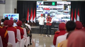 Menteri Sosial Saifullah Yusuf bersama Wakil Menteri Sosial Agus Jabo Priyono meninjau hasil karya siswa saat kegiatan open house Sekolah Rakyat Kota Bekasi, Sabtu (17/10/2026). Sejumlah karya yang dipamerkan meliputi lukisan berbahan daur ulang, perahu elektrik, kerajinan tangan, dan telur asin hasil olahan siswa.