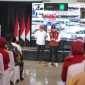 Menteri Sosial Saifullah Yusuf bersama Wakil Menteri Sosial Agus Jabo Priyono meninjau hasil karya siswa saat kegiatan open house Sekolah Rakyat Kota Bekasi, Sabtu (17/10/2026). Sejumlah karya yang dipamerkan meliputi lukisan berbahan daur ulang, perahu elektrik, kerajinan tangan, dan telur asin hasil olahan siswa.