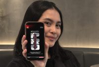Seorang pelanggan menunjukkan iPhone 18 Pro dengan penawaran bundling IM3 Platinum Plus dari Indosat Ooredoo Hutchison. Pelanggan dapat menikmati kuota hingga 175GB per bulan dan berbagai manfaat tambahan.
