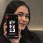 Seorang pelanggan menunjukkan iPhone 18 Pro dengan penawaran bundling IM3 Platinum Plus dari Indosat Ooredoo Hutchison. Pelanggan dapat menikmati kuota hingga 175GB per bulan dan berbagai manfaat tambahan.