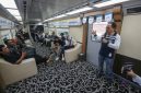 Karyawan XLSMART menjelaskan layanan jaringan 5G kepada peserta di dalam kereta dalam kegiatan pengenalan XL Ultra 5G+. Layanan ini menawarkan konektivitas berkecepatan tinggi untuk mendukung berbagai aktivitas digital masyarakat.