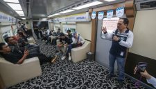 Karyawan XLSMART menjelaskan layanan jaringan 5G kepada peserta di dalam kereta dalam kegiatan pengenalan XL Ultra 5G+. Layanan ini menawarkan konektivitas berkecepatan tinggi untuk mendukung berbagai aktivitas digital masyarakat.