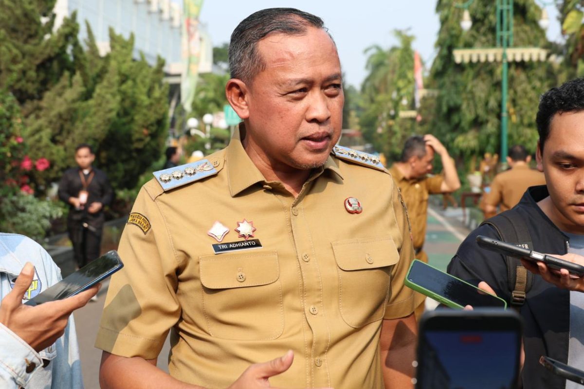 Wali Kota Bekasi Tri Adhianto memberikan keterangan kepada awak media terkait penataan kawasan perkantoran Pemkot Bekasi, termasuk uji coba pengalihan parkir pegawai ke Stadion Patriot Chandrabhaga dan rencana pembangunan gedung parkir bertingkat.