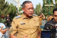 Wali Kota Bekasi Tri Adhianto memberikan keterangan kepada awak media terkait penataan kawasan perkantoran Pemkot Bekasi, termasuk uji coba pengalihan parkir pegawai ke Stadion Patriot Chandrabhaga dan rencana pembangunan gedung parkir bertingkat.