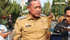 Wali Kota Bekasi Tri Adhianto memberikan keterangan kepada awak media terkait penataan kawasan perkantoran Pemkot Bekasi, termasuk uji coba pengalihan parkir pegawai ke Stadion Patriot Chandrabhaga dan rencana pembangunan gedung parkir bertingkat.
