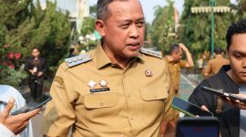 Wali Kota Bekasi Tri Adhianto memberikan keterangan kepada awak media terkait penataan kawasan perkantoran Pemkot Bekasi, termasuk uji coba pengalihan parkir pegawai ke Stadion Patriot Chandrabhaga dan rencana pembangunan gedung parkir bertingkat.