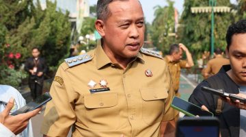 Wali Kota Bekasi Tri Adhianto memberikan keterangan kepada awak media terkait penataan kawasan perkantoran Pemkot Bekasi, termasuk uji coba pengalihan parkir pegawai ke Stadion Patriot Chandrabhaga dan rencana pembangunan gedung parkir bertingkat.