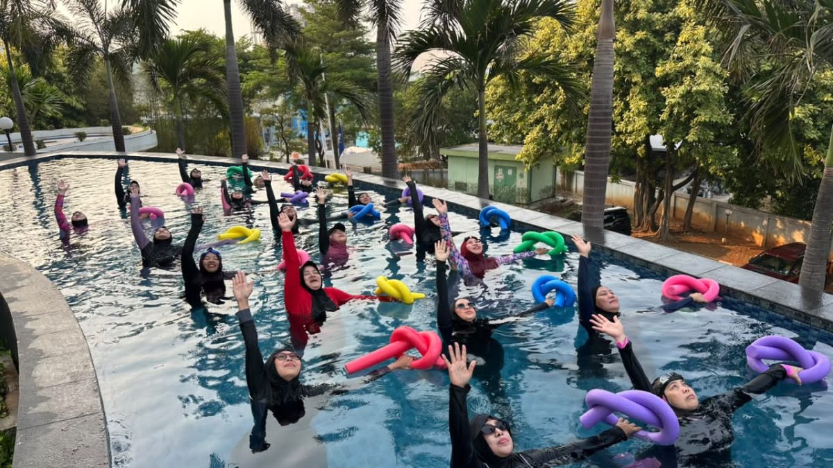 Peserta mengikuti kegiatan Aqua Yoga di kolam renang PrimeBiz Hotel Cikarang, Bekasi, dengan melakukan gerakan olahraga di dalam air dalam suasana penuh semangat. Kegiatan bertema “Feel the Energy, Have a Splash” ini mengajak masyarakat menerapkan gaya hidup sehat sekaligus mempererat kebersamaan komunitas.