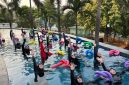 Peserta mengikuti kegiatan Aqua Yoga di kolam renang PrimeBiz Hotel Cikarang, Bekasi, dengan melakukan gerakan olahraga di dalam air dalam suasana penuh semangat. Kegiatan bertema “Feel the Energy, Have a Splash” ini mengajak masyarakat menerapkan gaya hidup sehat sekaligus mempererat kebersamaan komunitas.