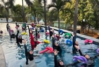 Peserta mengikuti kegiatan Aqua Yoga di kolam renang PrimeBiz Hotel Cikarang, Bekasi, dengan melakukan gerakan olahraga di dalam air dalam suasana penuh semangat. Kegiatan bertema “Feel the Energy, Have a Splash” ini mengajak masyarakat menerapkan gaya hidup sehat sekaligus mempererat kebersamaan komunitas.