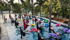 Peserta mengikuti kegiatan Aqua Yoga di kolam renang PrimeBiz Hotel Cikarang, Bekasi, dengan melakukan gerakan olahraga di dalam air dalam suasana penuh semangat. Kegiatan bertema “Feel the Energy, Have a Splash” ini mengajak masyarakat menerapkan gaya hidup sehat sekaligus mempererat kebersamaan komunitas.