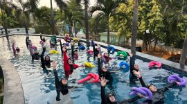 Peserta mengikuti kegiatan Aqua Yoga di kolam renang PrimeBiz Hotel Cikarang, Bekasi, dengan melakukan gerakan olahraga di dalam air dalam suasana penuh semangat. Kegiatan bertema “Feel the Energy, Have a Splash” ini mengajak masyarakat menerapkan gaya hidup sehat sekaligus mempererat kebersamaan komunitas.