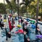 Peserta mengikuti kegiatan Aqua Yoga di kolam renang PrimeBiz Hotel Cikarang, Bekasi, dengan melakukan gerakan olahraga di dalam air dalam suasana penuh semangat. Kegiatan bertema “Feel the Energy, Have a Splash” ini mengajak masyarakat menerapkan gaya hidup sehat sekaligus mempererat kebersamaan komunitas.