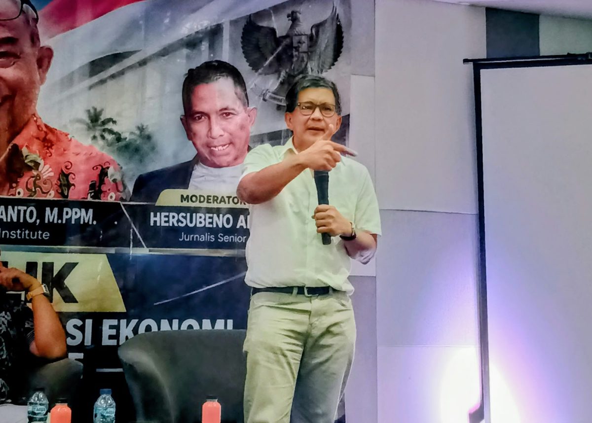 Rocky Gerung menyampaikan pandangan dalam diskusi publik bertajuk “Pasal 33 UUD 1945: Antara Demokrasi Ekonomi, Sosialisme dan Kapitalisme” di Park Hotel Cawang, Jakarta, Senin (19/10/2026).