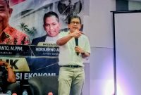 Rocky Gerung menyampaikan pandangan dalam diskusi publik bertajuk “Pasal 33 UUD 1945: Antara Demokrasi Ekonomi, Sosialisme dan Kapitalisme” di Park Hotel Cawang, Jakarta, Senin (19/10/2026). 