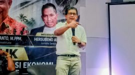 Rocky Gerung menyampaikan pandangan dalam diskusi publik bertajuk “Pasal 33 UUD 1945: Antara Demokrasi Ekonomi, Sosialisme dan Kapitalisme” di Park Hotel Cawang, Jakarta, Senin (19/10/2026). 
